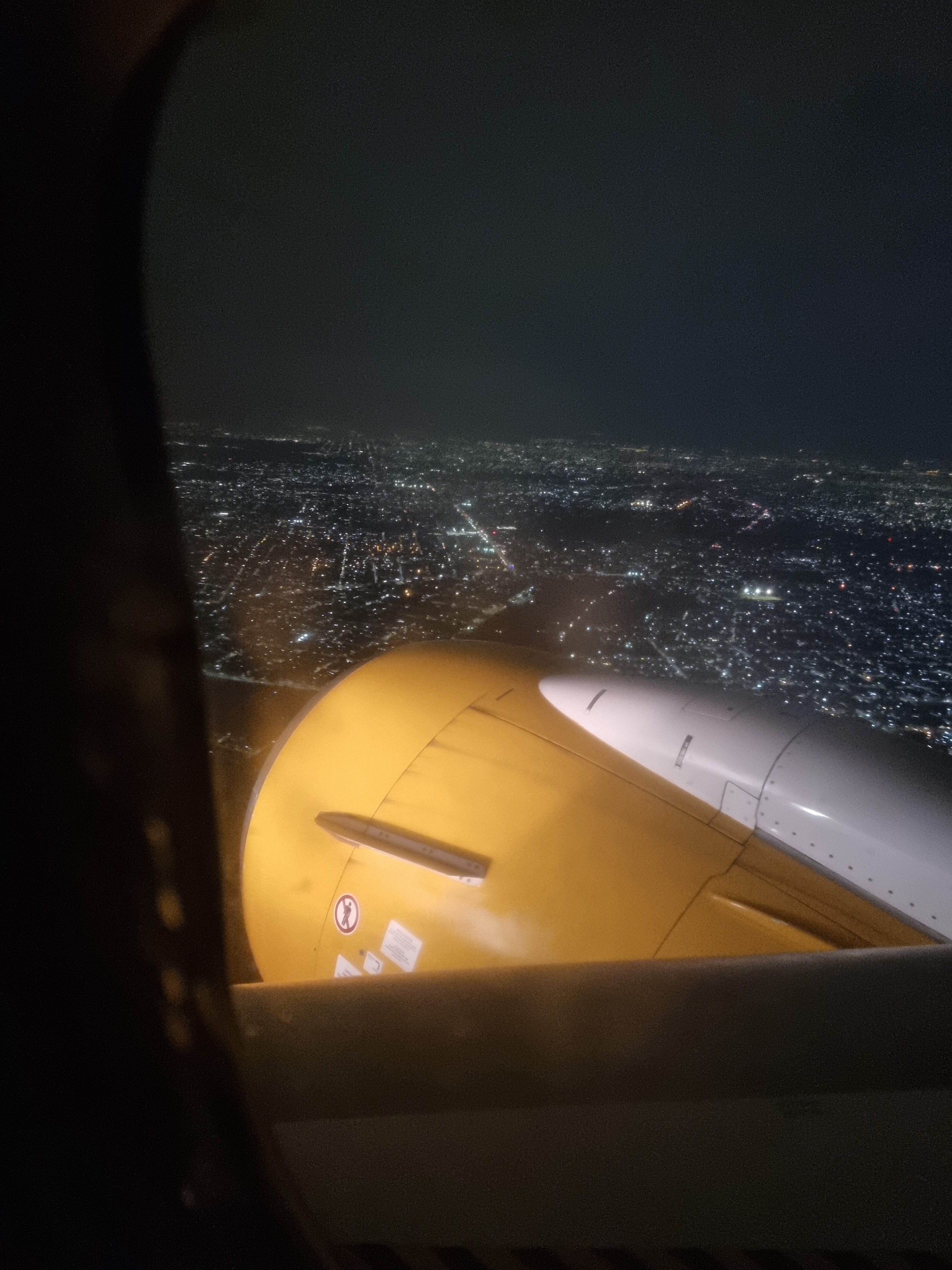 ALERTA ROJA PARA EL AEROPUERTO DE EZEIZA EL SABADO 15 DE ENERO, POR QUE NO BAJABAN LOS PASAJEROS DE LOS VUELOS. CRONICA DE LA VUELTA DE USHUAIA.